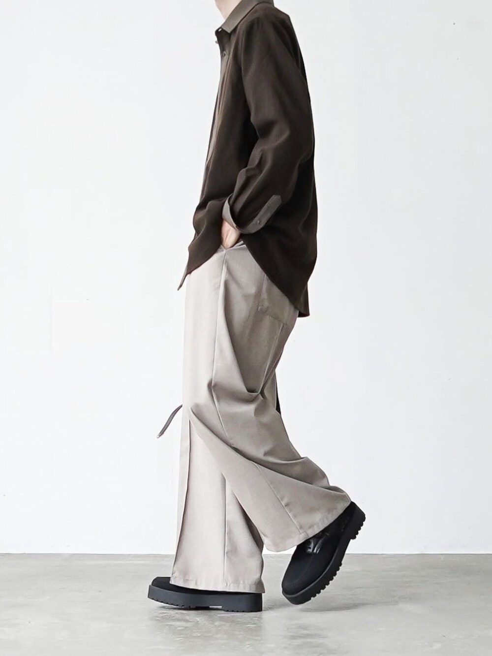 「CASPER JOHNのWide buggy slacks/ワイドバギースラックス（その他パンツ、グレー系）」を使った、あすさん（メンズ・176cm）の秋コーディネートの5枚目の写真