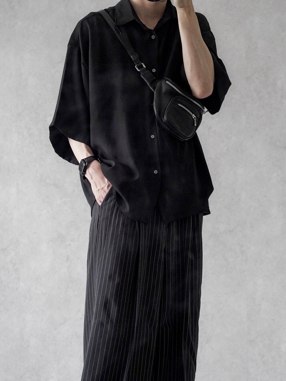 「KUUUPYのGrainy Basic Regular Collar Shirts  - 杢柄ベーシックレギュラーカラーシャツ（シャツ/ブラウス、ブラック系）」を使った、あすさん（メンズ・176cm）の夏コーディネートの4枚目の写真