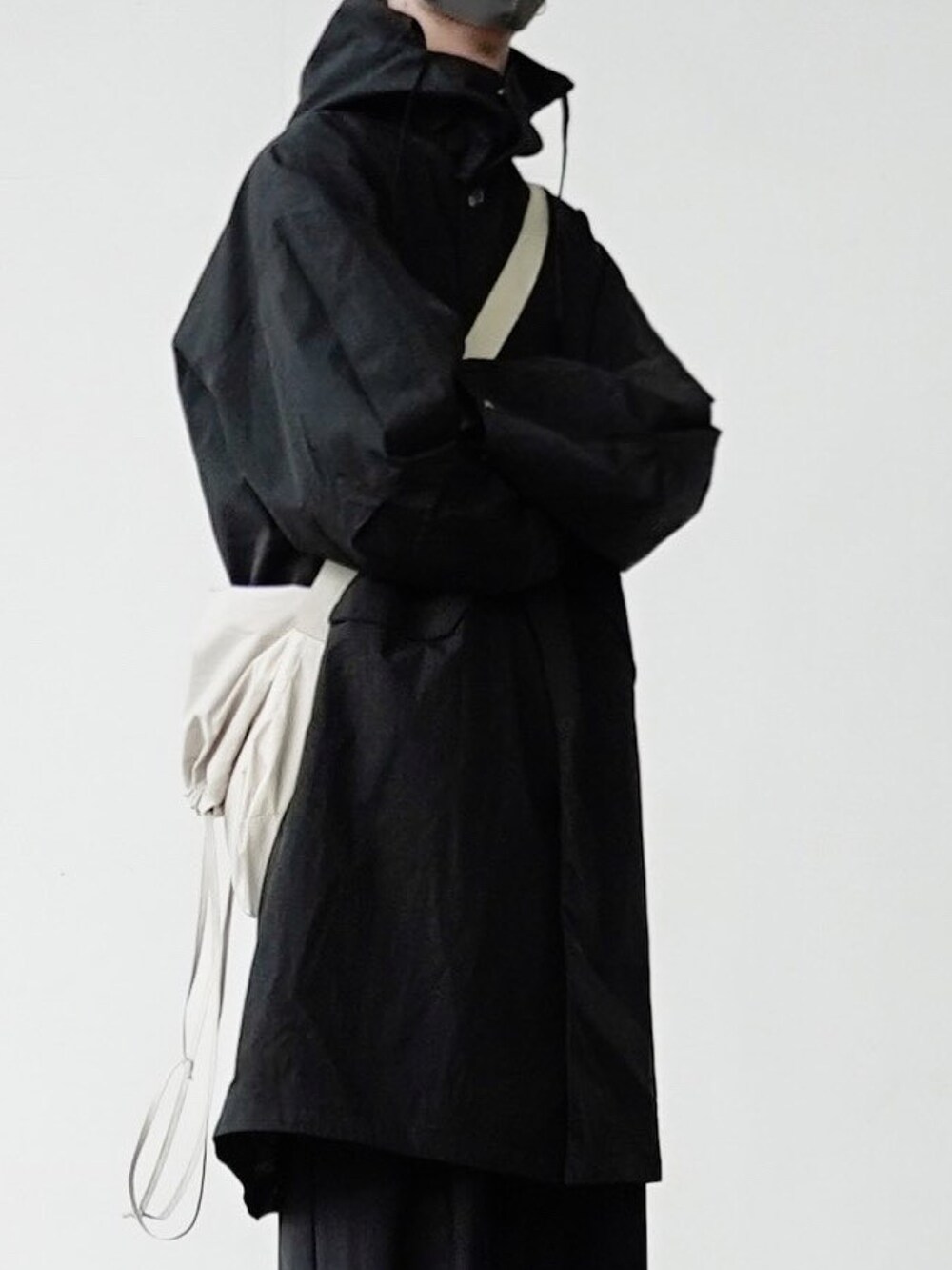 「remerのloose 2way hood over coat / ルーズツーウェイフードオーバーコート（その他アウター、ブラック系）」を使った、あすさん（メンズ・176cm）の秋コーディネートの3枚目の写真