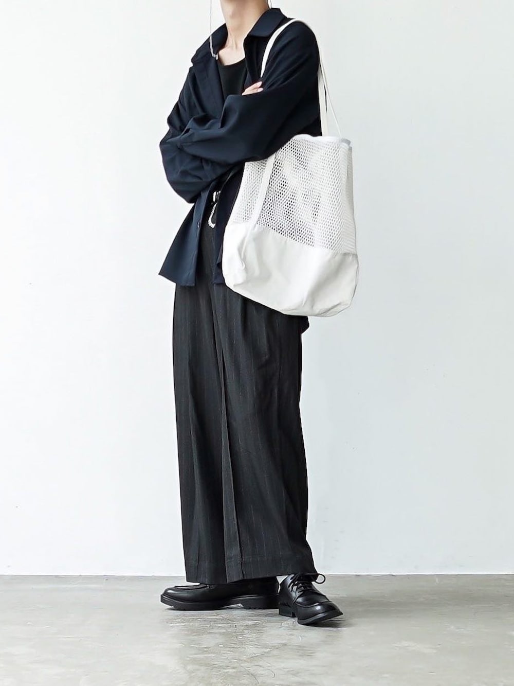 グレー系のシャツ/ブラウス、ブラック系のドレスシューズ、ホワイト系のトートバッグを着用したメンズの夏コーディネートの2枚目の写真