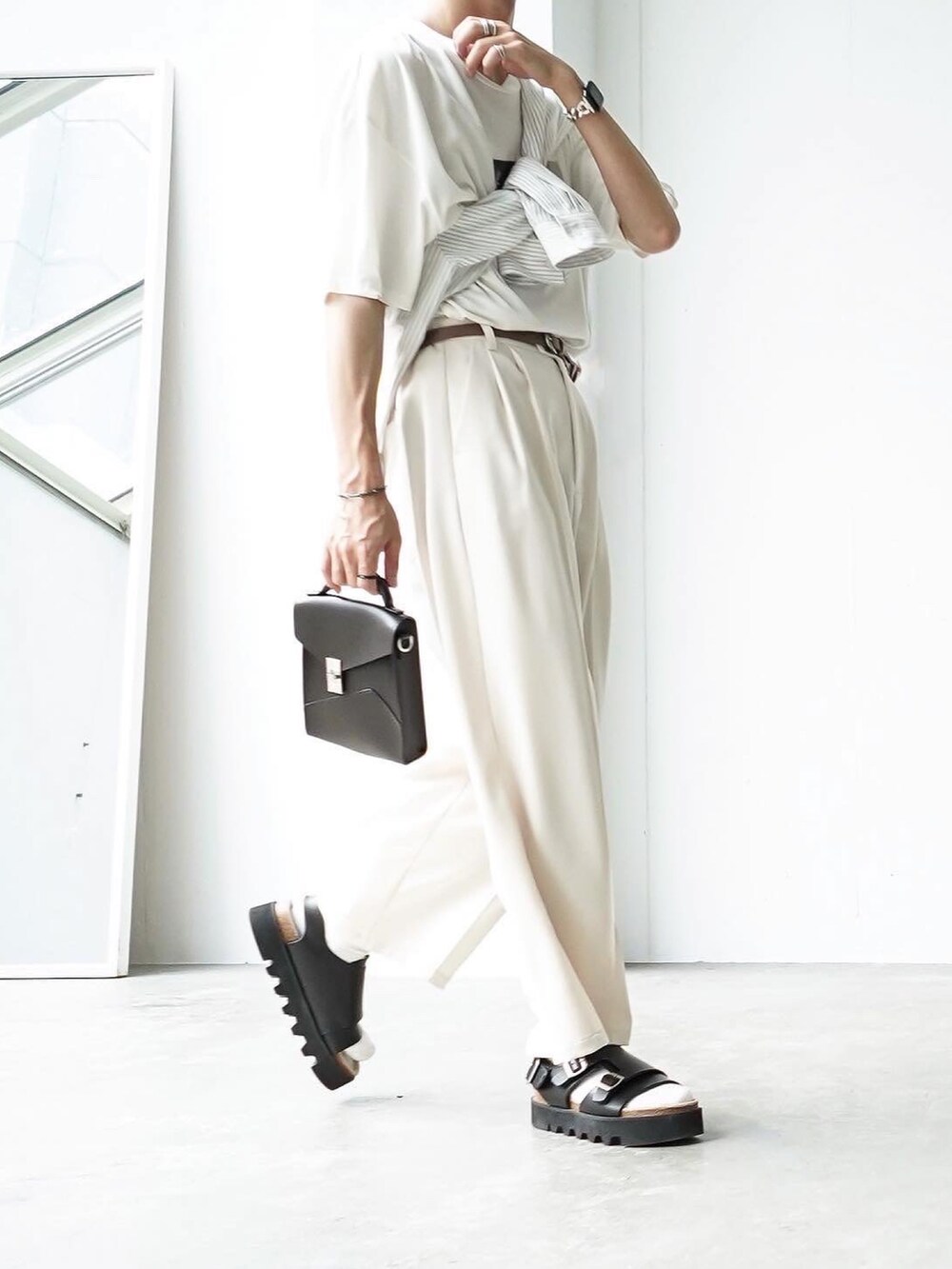 「steinのアイテム（Tシャツ/カットソー、ホワイト系）」を使った、あすさん（メンズ・176cm）の夏コーディネートの3枚目の写真