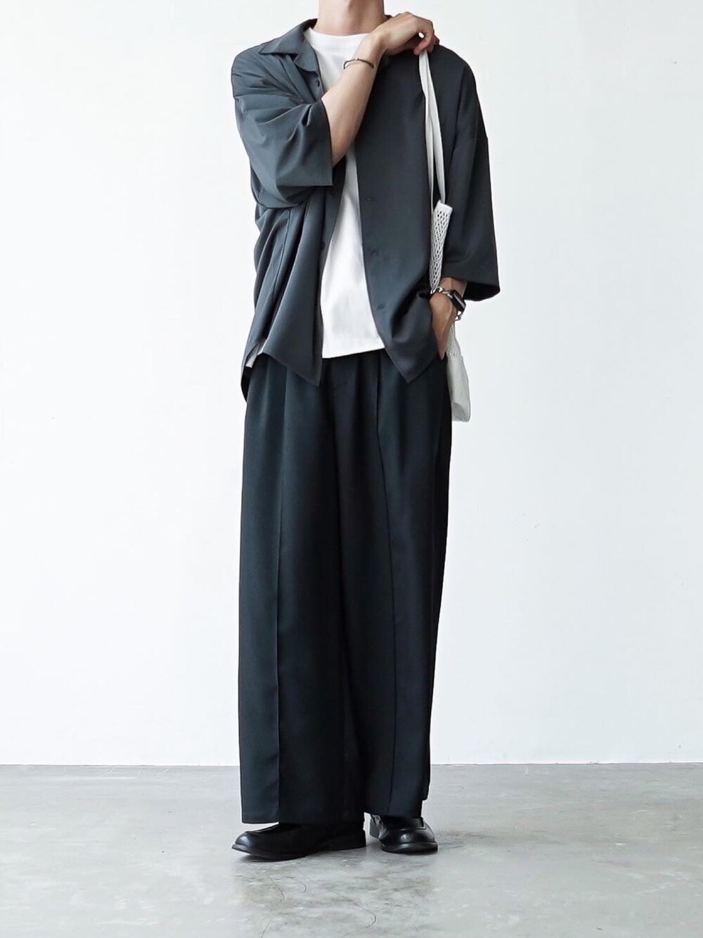 グレー系のシャツ/ブラウス、グレー系のその他パンツ、ブラック系のシューズを着用したメンズの夏コーディネートの3枚目の写真