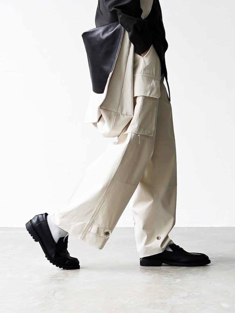 グレー系のシャツ/ブラウス、ホワイト系のカーゴパンツ、ブラック系のドレスシューズを着用したメンズの秋コーディネートの5枚目の写真