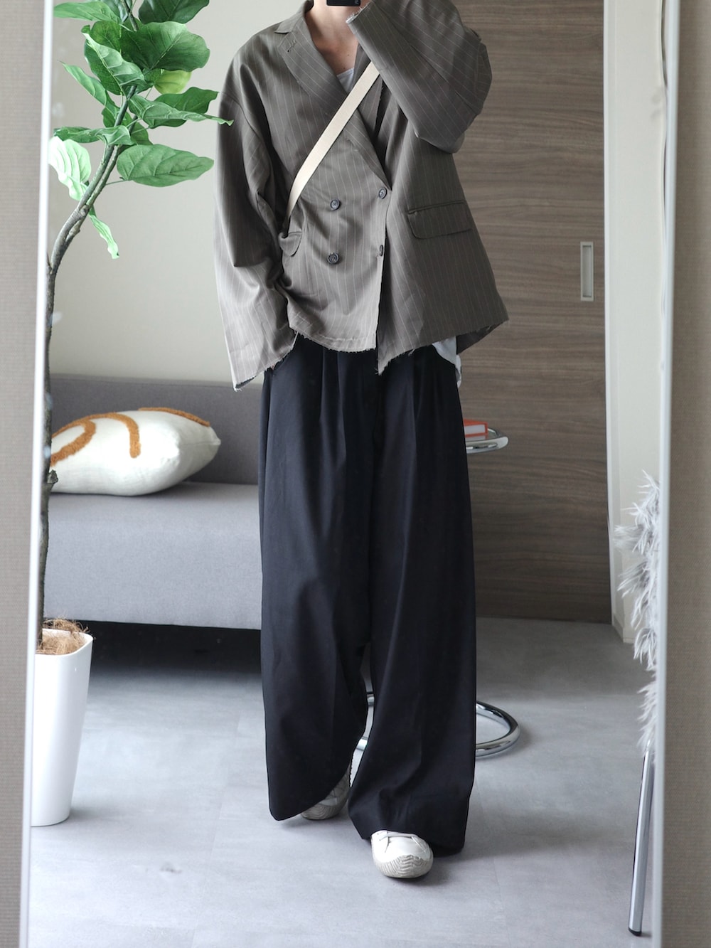 「SPINGLEのSPB-109（トートバッグ、ホワイト系）」を使った、あすさん（メンズ・176cm）の夏コーディネートの3枚目の写真