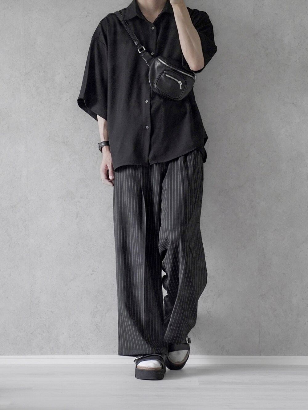 「KUUUPYのGrainy Basic Regular Collar Shirts  - 杢柄ベーシックレギュラーカラーシャツ（シャツ/ブラウス、ブラック系）」を使った、あすさん（メンズ・176cm）の夏コーディネートの2枚目の写真