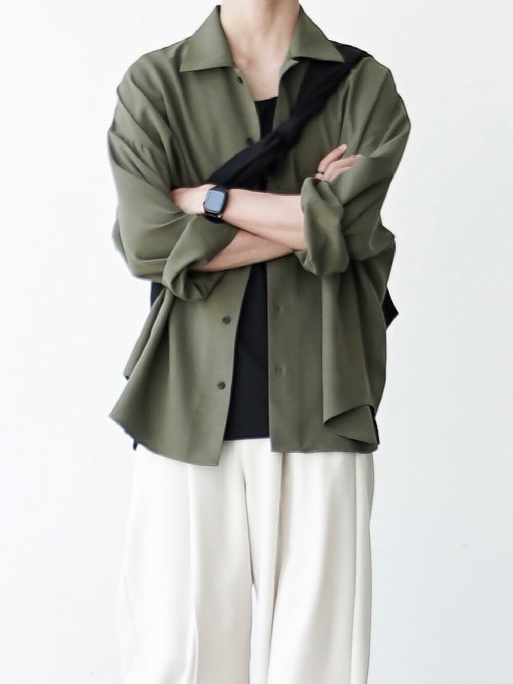 ブラック系のタンクトップ、ブラック系のスニーカー、ブラック系のショルダーバッグを着用したメンズの夏コーディネートの3枚目の写真