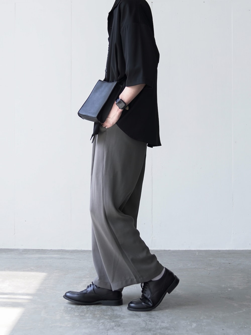 ブラック系のシャツ/ブラウス、ベージュ系のその他パンツ、ブラック系のブーツを着用したメンズの夏コーディネートの4枚目の写真