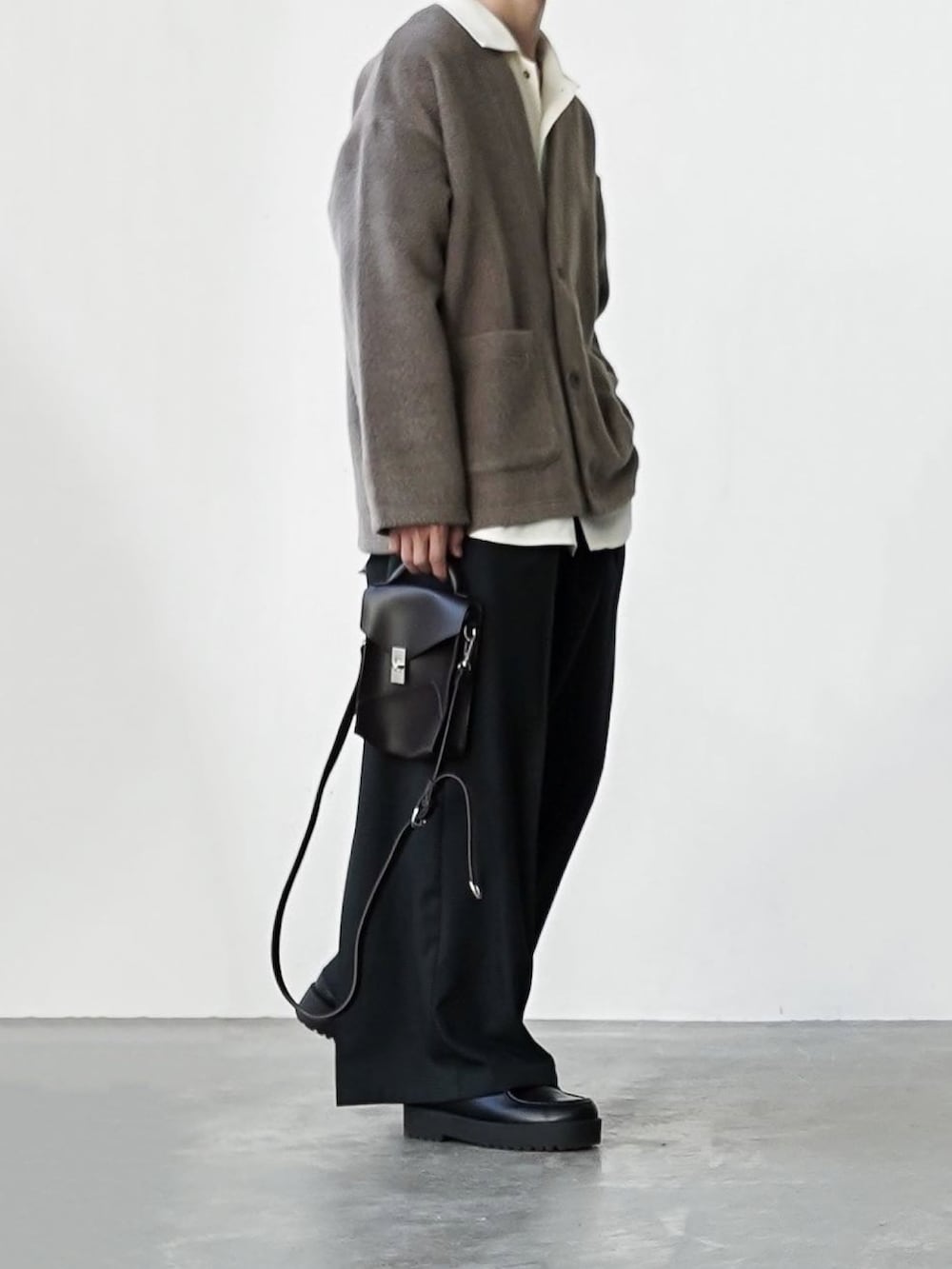 「soerteのOversize shaggy cardigan / オーバーサイズシャギーカーディガン（カーディガン/ボレロ、ブラウン系）」を使った、あすさん（メンズ・176cm）の秋コーディネートの2枚目の写真