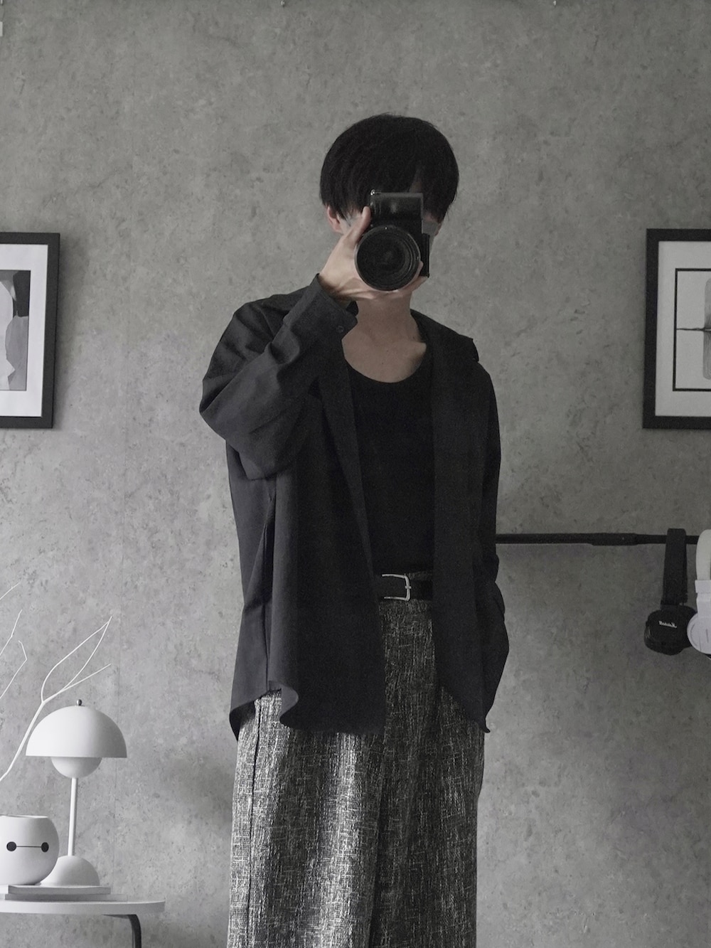 「シャツスタイル、シンプルコーデ、ビッグシルエット、休日スタイル、スニーカー」｜「CASPER JOHNのVarious dolman huge shirts/バリアスドルマンヒュージシャツ（シャツ/ブラウス、ブラック系）」を使った、あすさん（メンズ・176cm）の春コーディネートの4枚目の写真