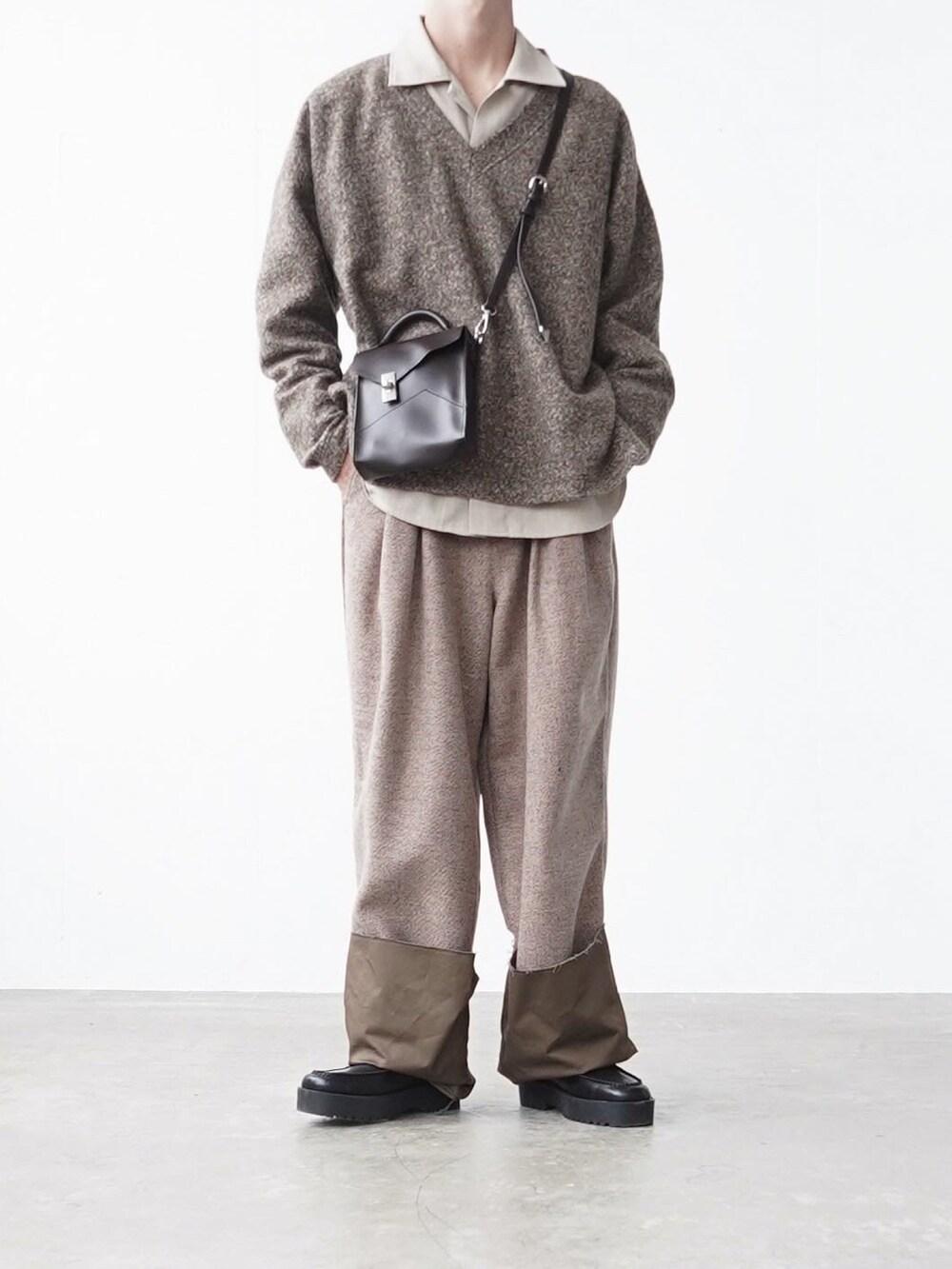 「soerteの2way square shoulder bag/2wayスクエアショルダーバッグ（ショルダーバッグ、ブラウン系）」を使った、あすさん（メンズ・176cm）の秋コーディネートの3枚目の写真