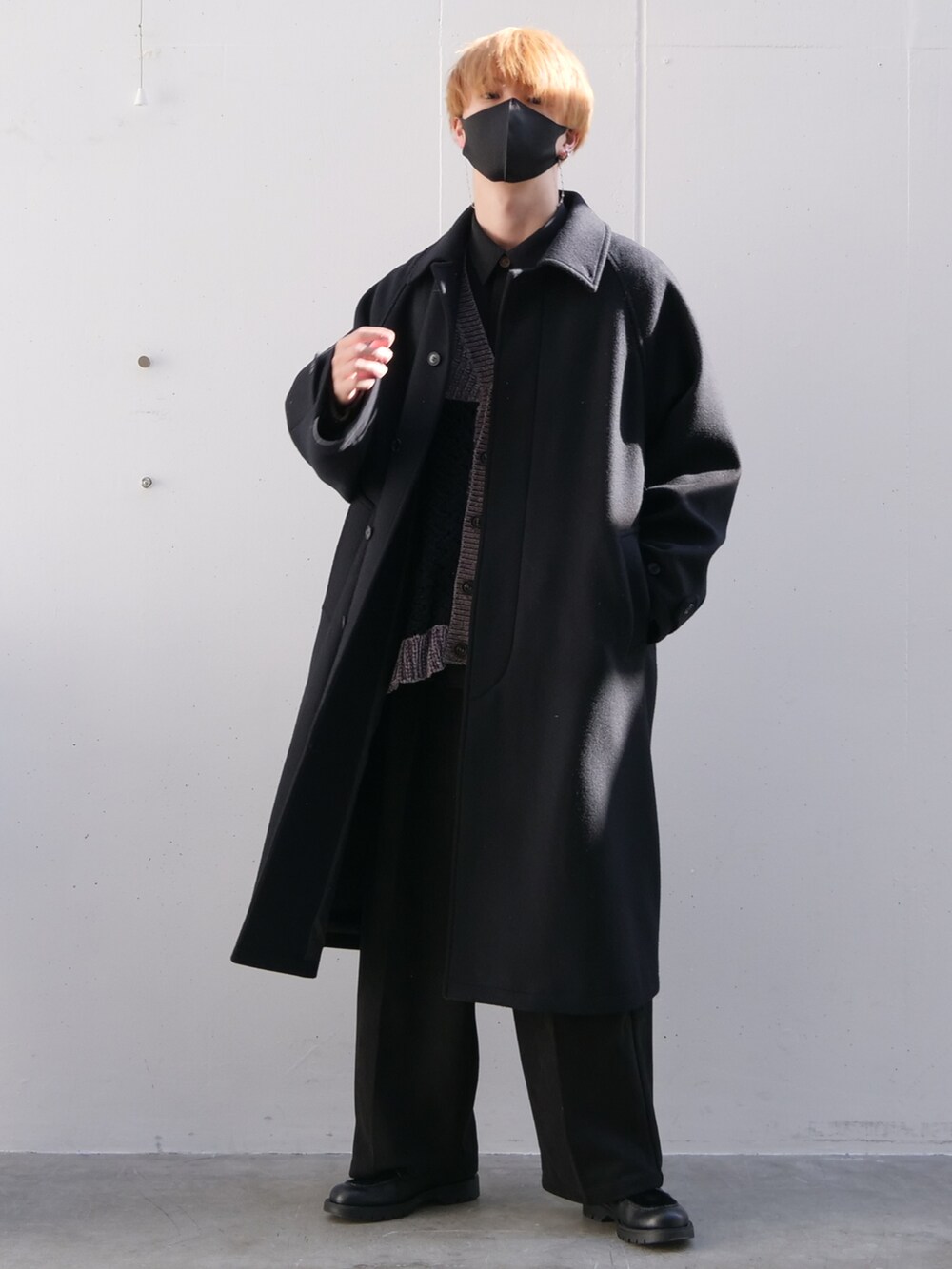 「Alcindor Materialsのsuper140's lamb wool balmacaan coat/スーパー１４０’ｓラムウールバルマカーンコート（その他アウター、ブラック系）」を使った、あすさん（メンズ・176cm）の冬コーディネートの4枚目の写真