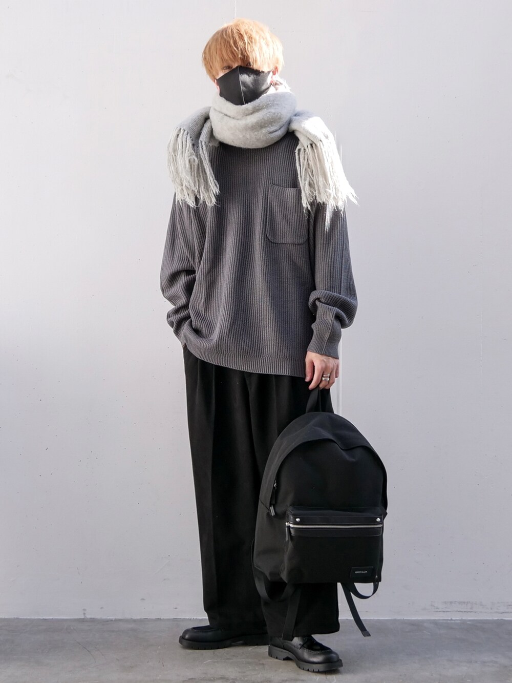 「MONO-MARTの片畦編み ポケット ルーズクルーネックニット 2021-2022 WINTER（ニット/セーター、グレー系）」を使った、あすさん（メンズ・176cm）の冬コーディネートの2枚目の写真