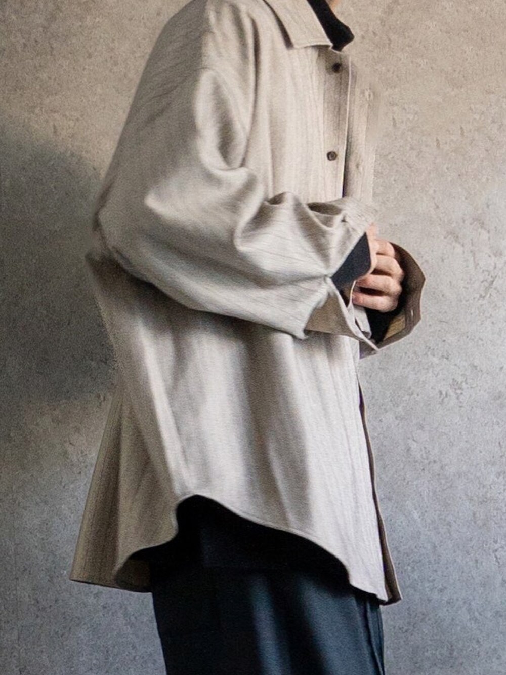 「CASPER JOHNのImitation wool buggy slacks/イミテーションウールバギースラックス（スラックス、ブラック系）」を使った、あすさん（メンズ・176cm）の冬コーディネートの3枚目の写真