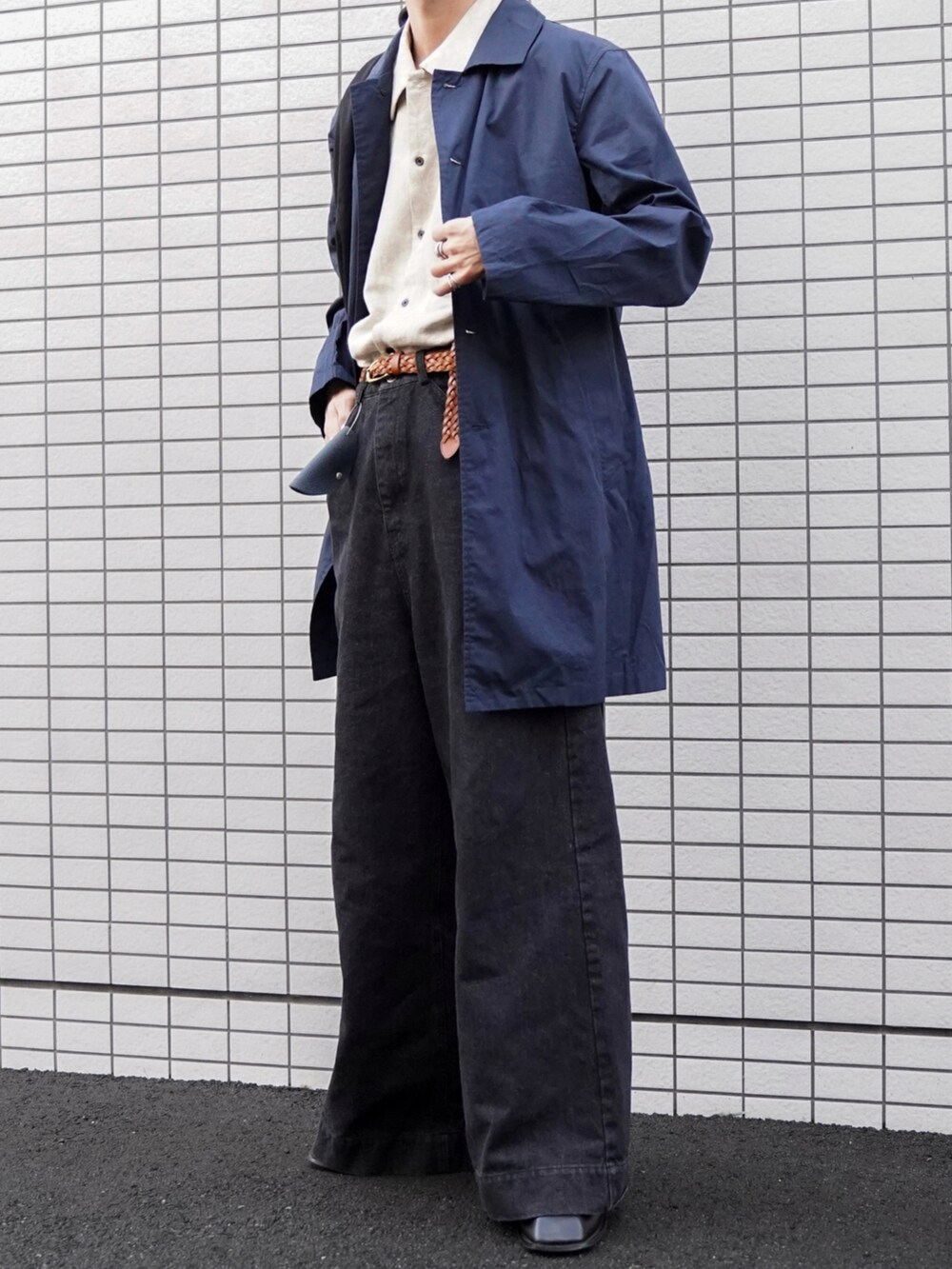 「URBAN RESEARCH ROSSO MENの『撥水』『一部WEB限定カラー』『XLサイズあり』タイプライタースプリングコート（ステンカラーコート、ブルー系）」を使った、あすさん（メンズ・176cm）の春コーディネートの3枚目の写真
