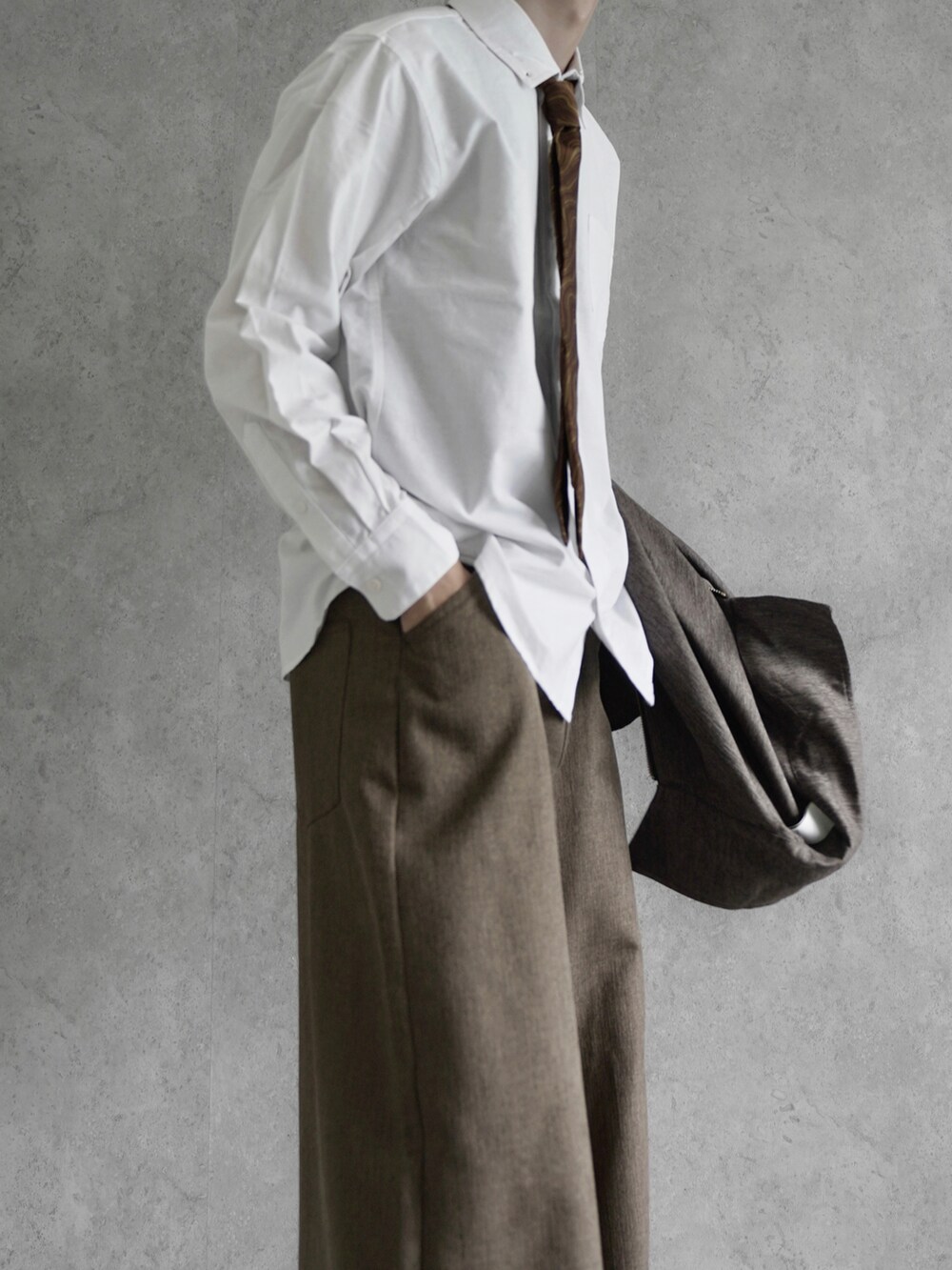 「ad」｜「URBAN RESEARCH Sonny Labelの『WEB/一部店舗限定』『XLサイズあり』『抗菌』オックスボタンダウンシャツ（シャツ/ブラウス、ホワイト系）」を使った、あすさん（メンズ・176cm）の秋コーディネートの3枚目の写真