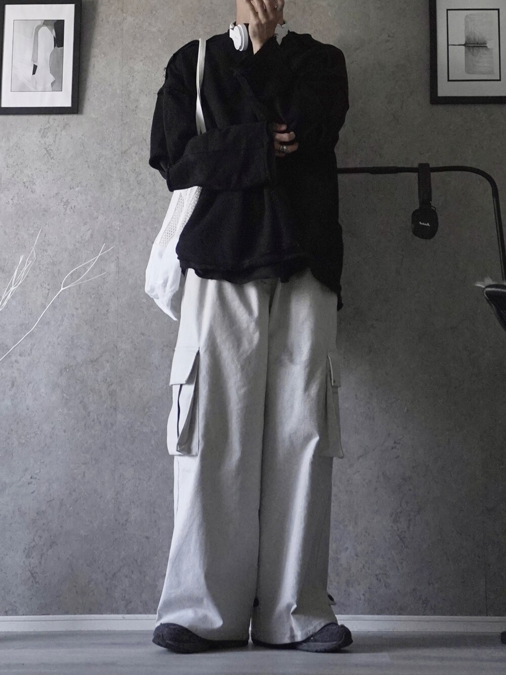 「春コーデ、カーゴパンツ、ロンT、シンプルコーデ、デニム、トートバッグ、スニーカー、休日スタイル」｜「MAISON SPECIALの《ユニセックスアイテム》スラッシュカッティングスリーブプライムオーバーボートネックプルオーバー【MAISON SPECIAL/メゾンスペシャル】（スウェット、ブラック系）」を使った、あすさん（メンズ・176cm）の春コーディネートの3枚目の写真