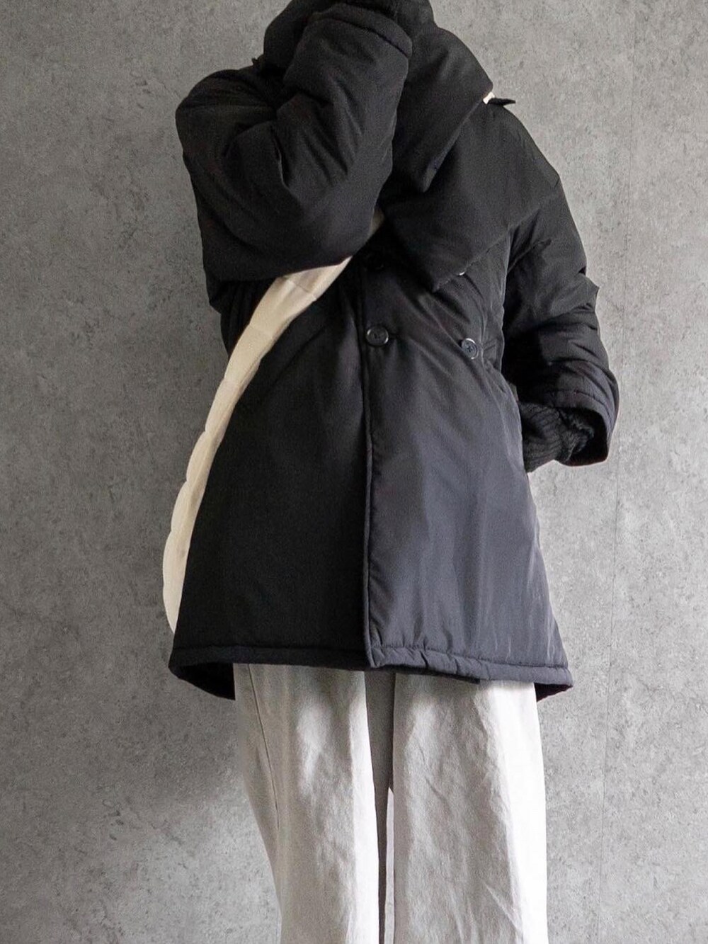 「服とコスメでなりたい自分に、クリスマスに着たい服、休日スタイル、きれいめカジュアル、冬コーデ、ミリタリー、ワイドパンツ、ロングコート、ローファー、マイベストコーデ2022、ビッグシルエット」｜「soerteのWide straight ：Flare black fade denim/ワイドストレート：フレア ブラックフェードデニム（デニムパンツ、グレー系）」を使った、あすさん（メンズ・176cm）の冬コーディネートの4枚目の写真