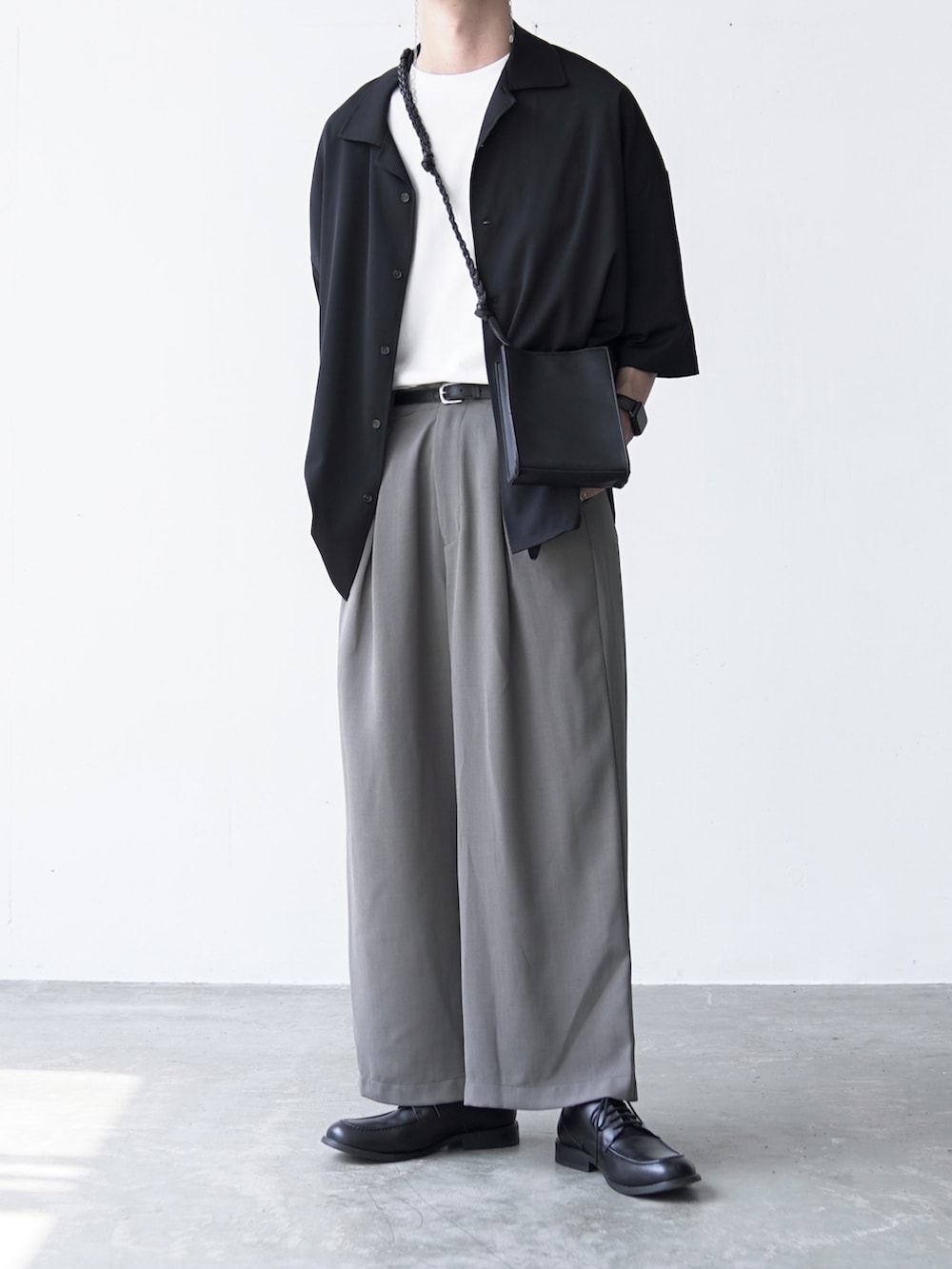ブラック系のシャツ/ブラウス、ベージュ系のその他パンツ、ブラック系のブーツを着用したメンズの夏コーディネートの3枚目の写真