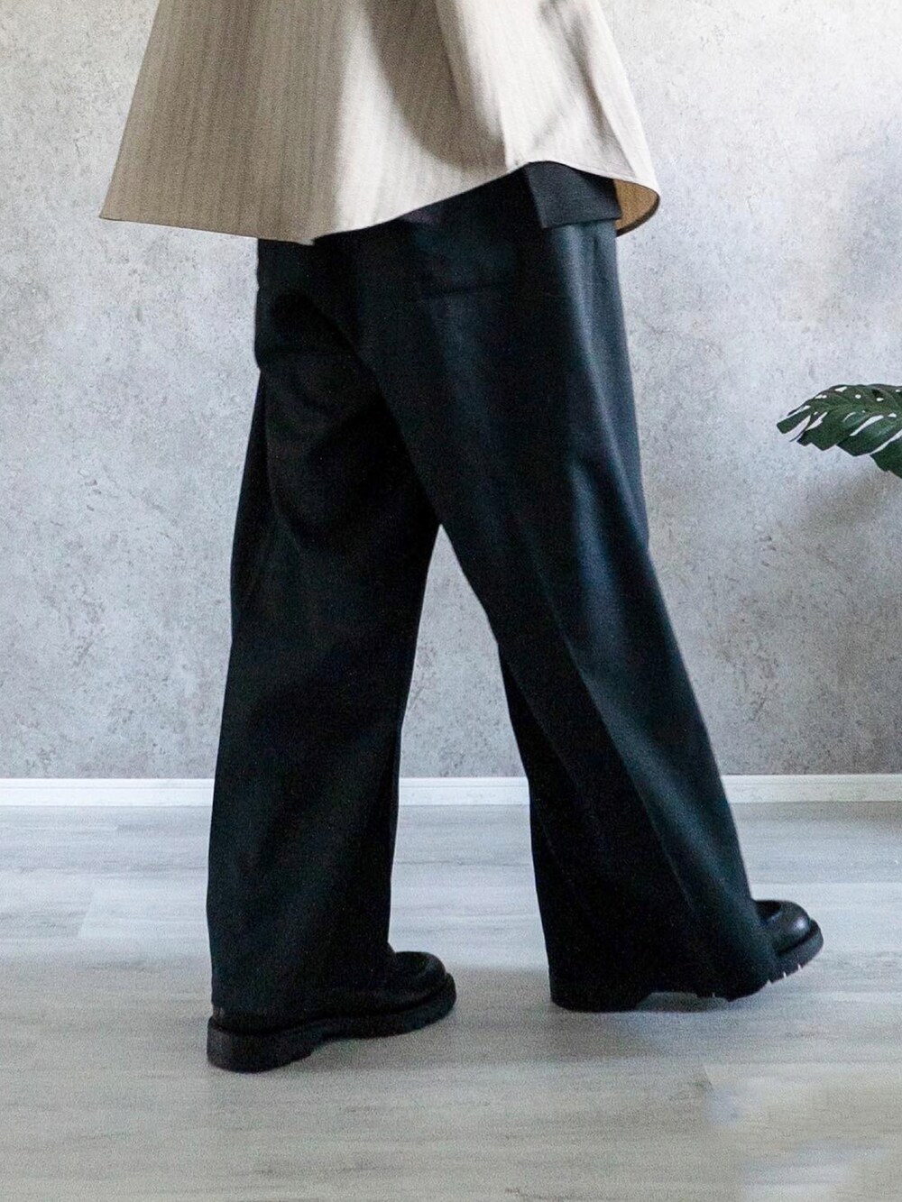 「CASPER JOHNのImitation wool buggy slacks/イミテーションウールバギースラックス（スラックス、ブラック系）」を使った、あすさん（メンズ・176cm）の冬コーディネートの4枚目の写真