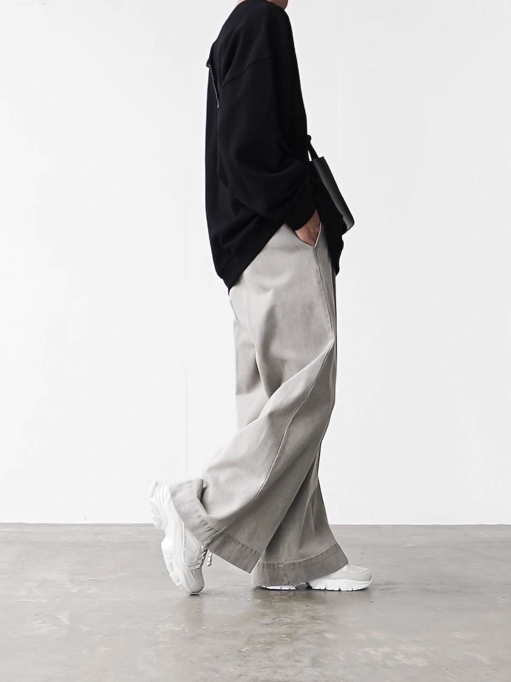 「remerのloose crew neck sweat/ルーズクルーネックスウェット（スウェット、ブラック系）」を使った、あすさん（メンズ・176cm）の秋コーディネートの2枚目の写真