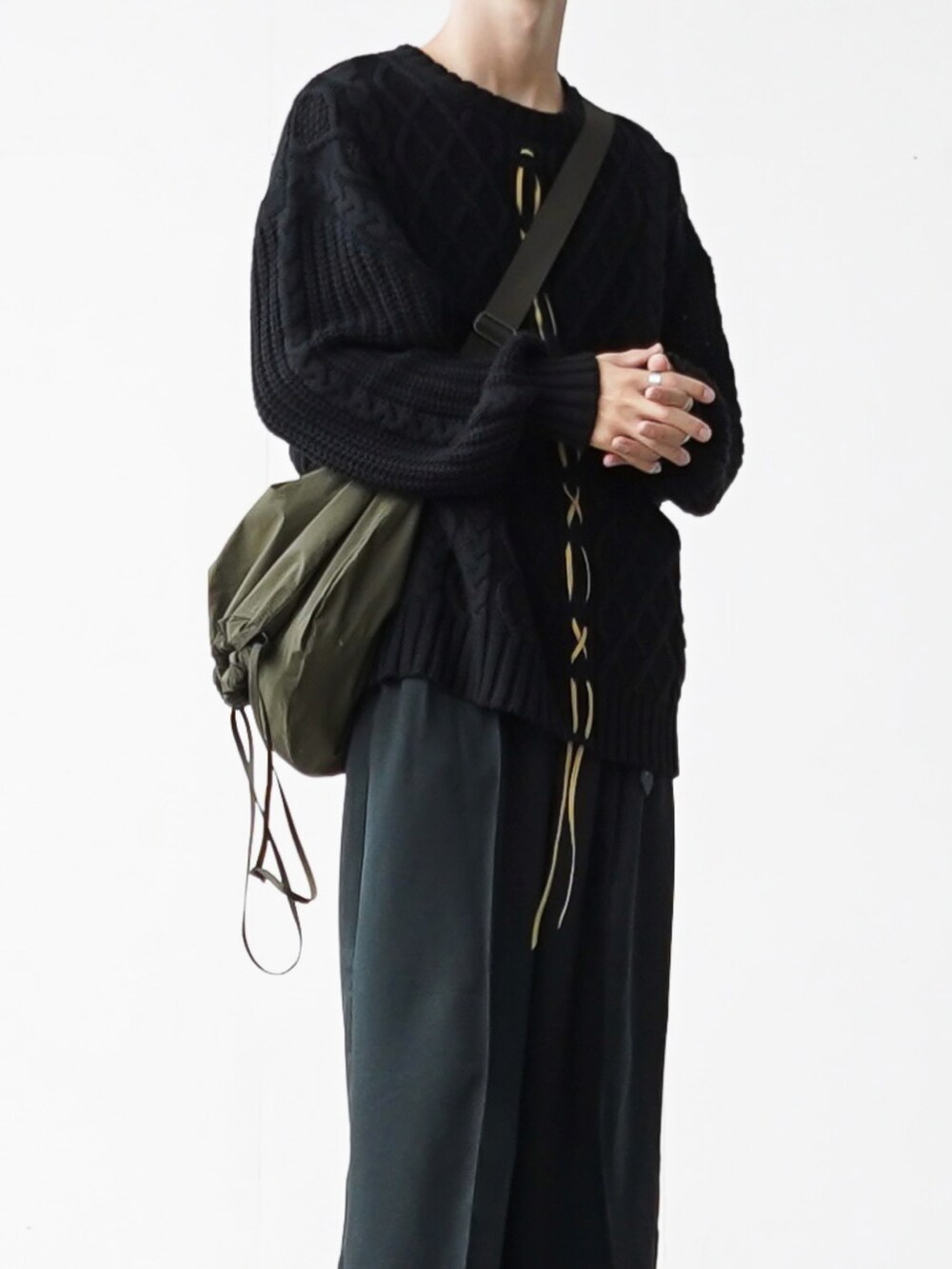 「CASPER JOHNのImitation wool buggy slacks/イミテーションウールバギースラックス（スラックス、ブラック系）」を使った、あすさん（メンズ・176cm）の秋コーディネートの2枚目の写真