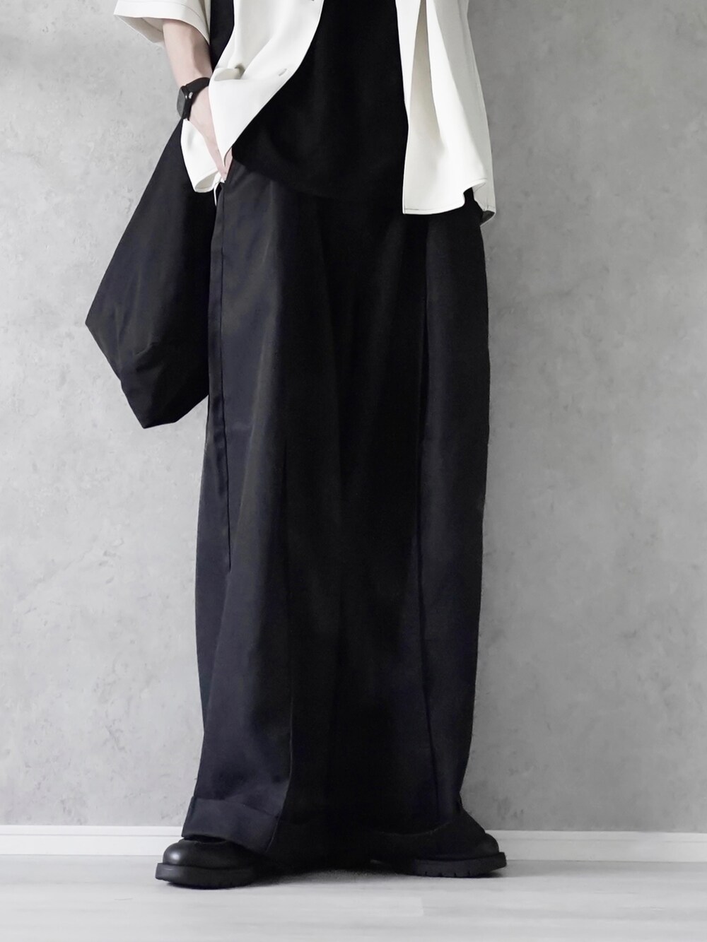 「JULLINの【JULLIN】 loose open collar stitch shirt / ルーズオープンカラーステッチシャツ（シャツ/ブラウス、ホワイト系）」を使った、あすさん（メンズ・176cm）の夏コーディネートの4枚目の写真