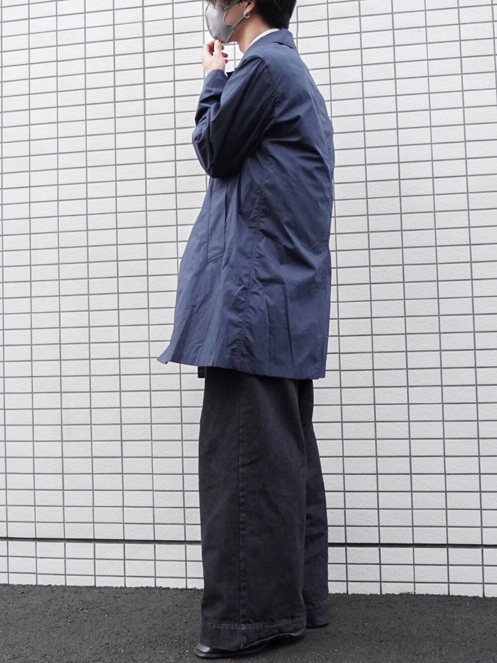 「URBAN RESEARCH ROSSO MENの『撥水』『一部WEB限定カラー』『XLサイズあり』タイプライタースプリングコート（ステンカラーコート、ブルー系）」を使った、あすさん（メンズ・176cm）の春コーディネートの2枚目の写真