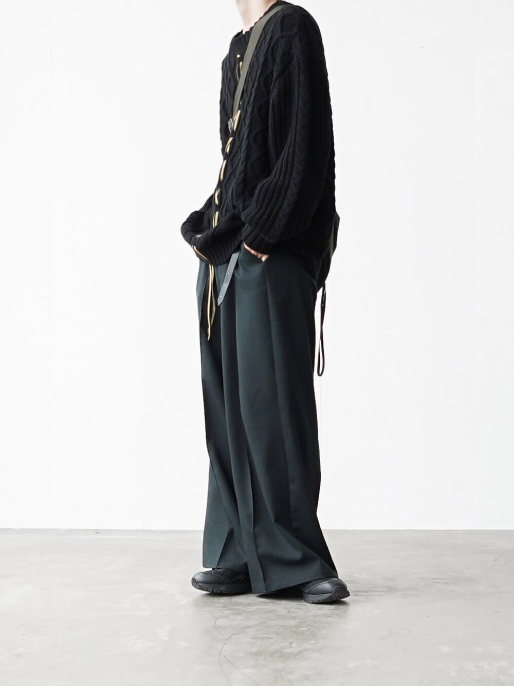 「CASPER JOHNのImitation wool buggy slacks/イミテーションウールバギースラックス（スラックス、ブラック系）」を使った、あすさん（メンズ・176cm）の秋コーディネートの5枚目の写真