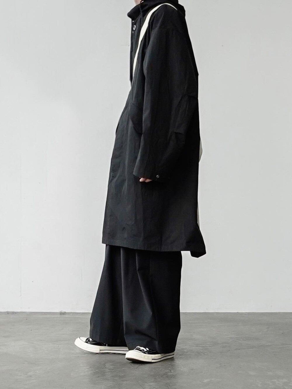 「remerのloose 2way hood over coat / ルーズツーウェイフードオーバーコート（その他アウター、ブラック系）」を使った、あすさん（メンズ・176cm）の秋コーディネートの5枚目の写真