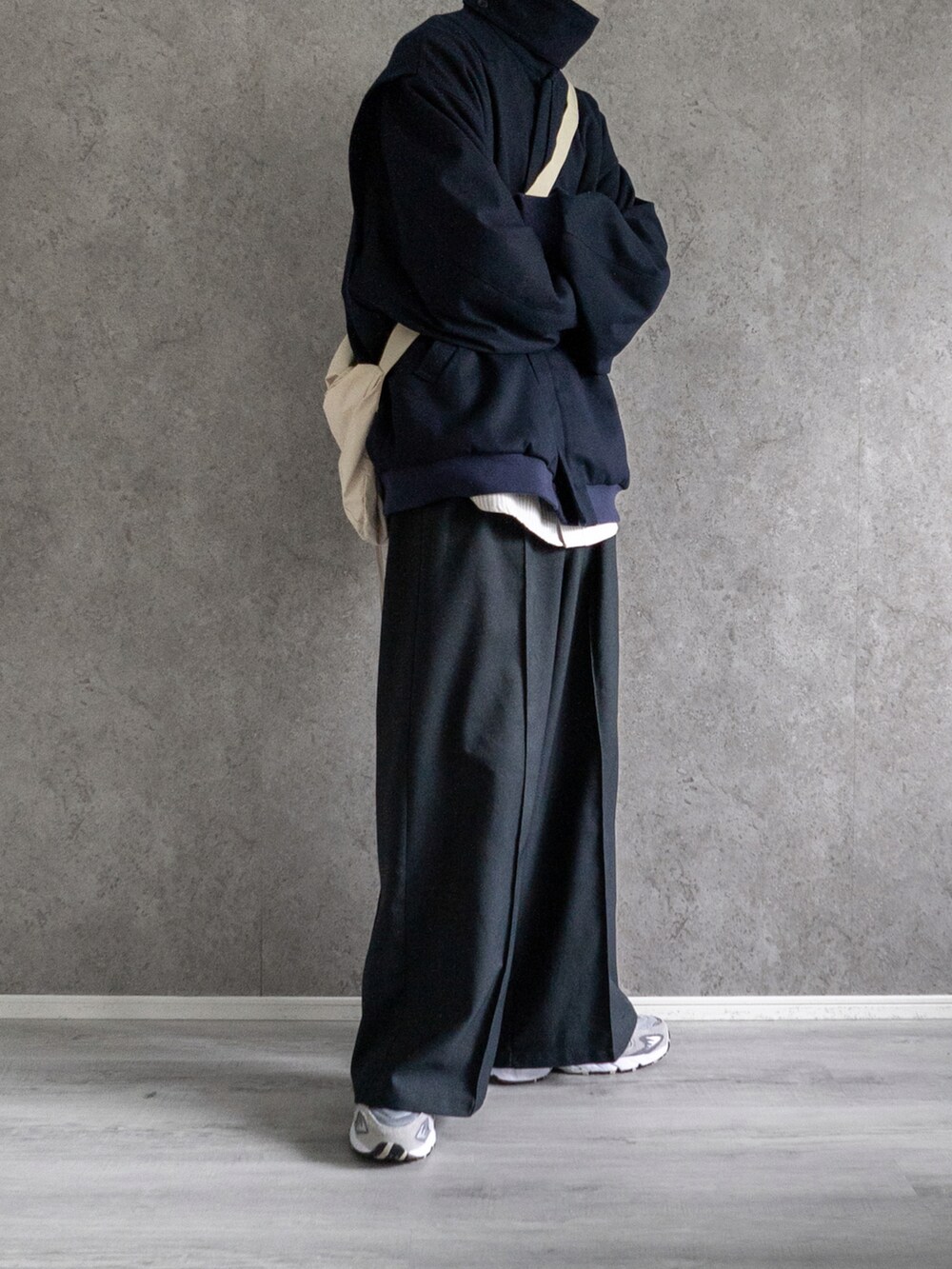 「shiki tokyoの22AW Oversized Flight Jacket / オーバーサイズフライトジャケット（ブルゾン、ブルー系）」を使った、あすさん（メンズ・176cm）の冬コーディネートの2枚目の写真