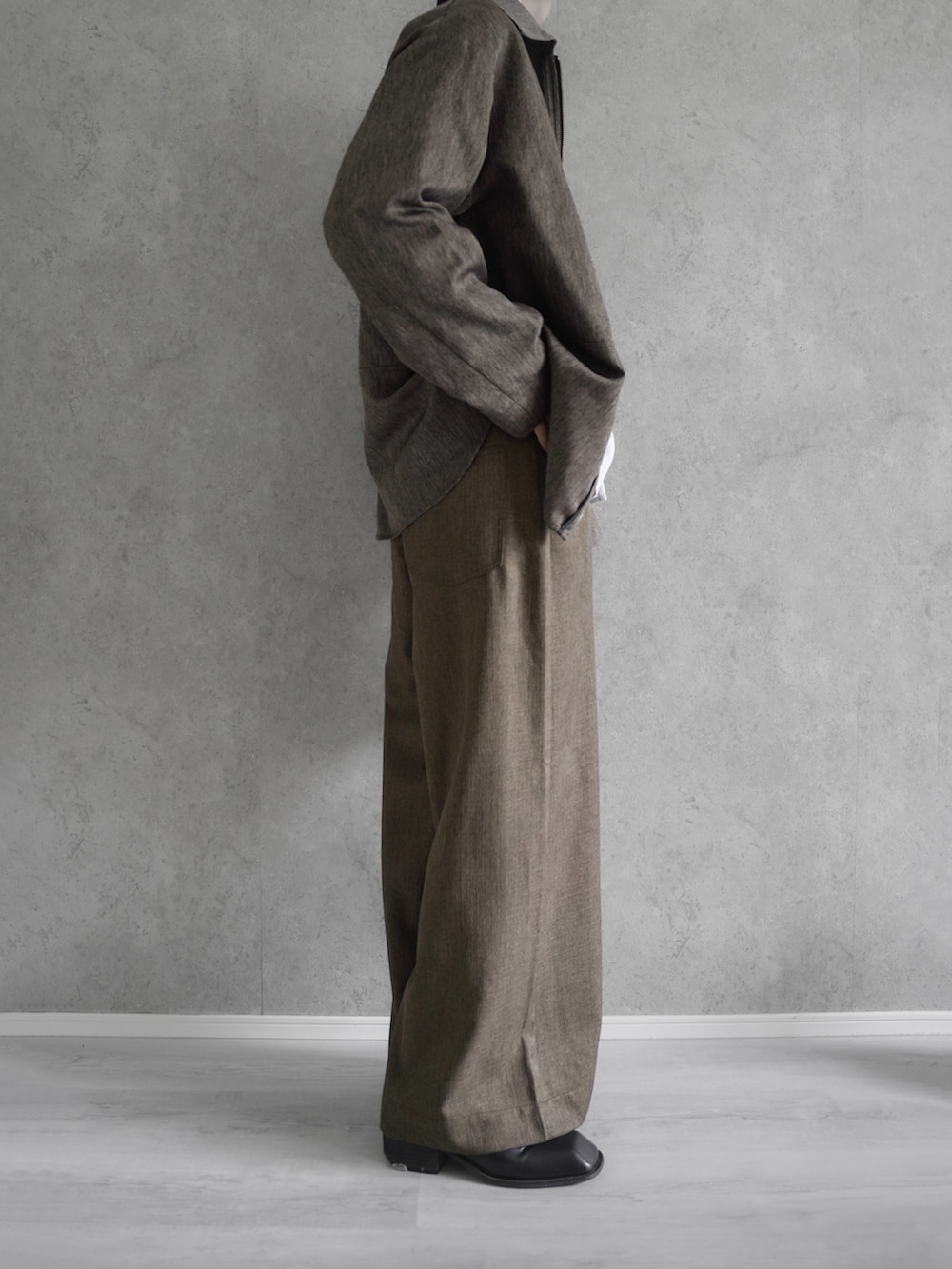 「ad」｜「URBAN RESEARCH Sonny Labelの『WEB/一部店舗限定』『XLサイズあり』『抗菌』オックスボタンダウンシャツ（シャツ/ブラウス、ホワイト系）」を使った、あすさん（メンズ・176cm）の秋コーディネートの2枚目の写真