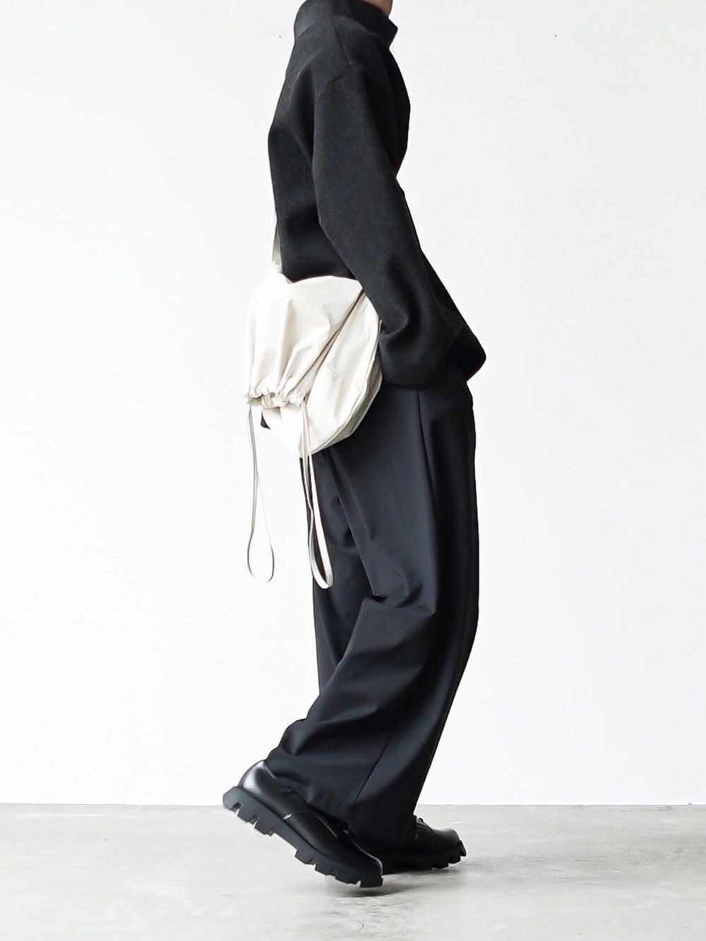 「remerのloose tapered wide PT / ルーズテーパードワイドパンツ（その他パンツ、ブラック系）」を使った、あすさん（メンズ・176cm）の秋コーディネートの4枚目の写真