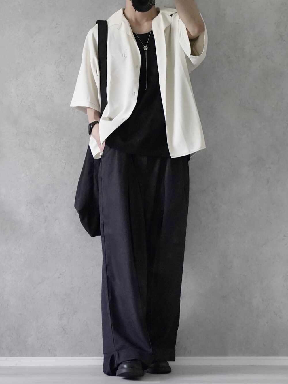 「JULLINの【JULLIN】 loose open collar stitch shirt / ルーズオープンカラーステッチシャツ（シャツ/ブラウス、ホワイト系）」を使った、あすさん（メンズ・176cm）の夏コーディネートの2枚目の写真