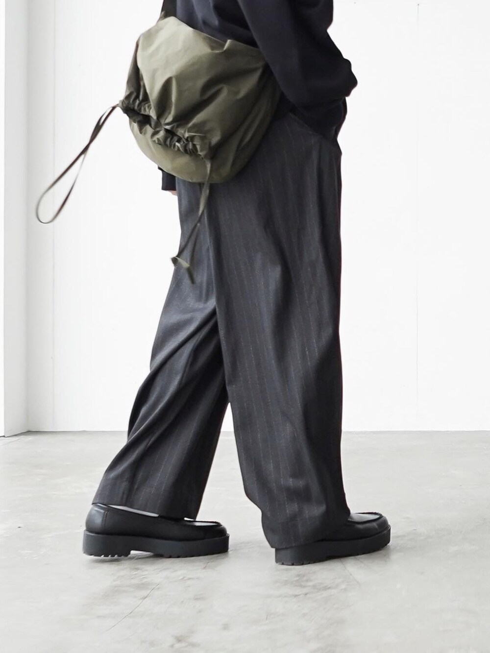 「remerのloose basic over parker / ルーズベーシックオーバーパーカー（パーカー、ブラック系）」を使った、あすさん（メンズ・176cm）の秋コーディネートの4枚目の写真