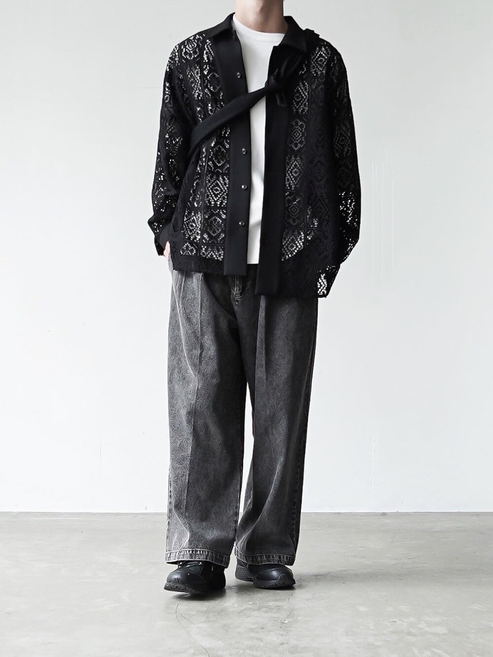 「秋ルック紹介するよ」｜「CASPER JOHNのSee through lace shirts/シースルーレースシャツ（シャツ/ブラウス、ブラック系）」を使った、あすさん（メンズ・176cm）の秋コーディネートの2枚目の写真