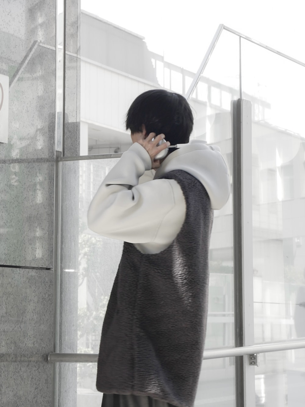 「URBAN RESEARCH Sonny Labelのダンボールフーデッドパーカー（パーカー、グレー系）」を使った、あすさん（メンズ・176cm）の秋コーディネートの2枚目の写真