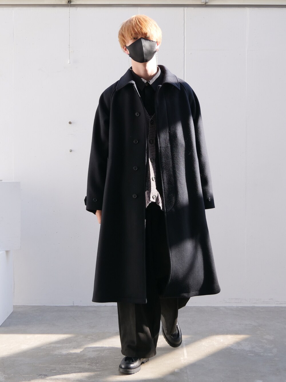 「Alcindor Materialsのsuper140's lamb wool balmacaan coat/スーパー１４０’ｓラムウールバルマカーンコート（その他アウター、ブラック系）」を使った、あすさん（メンズ・176cm）の冬コーディネートの3枚目の写真