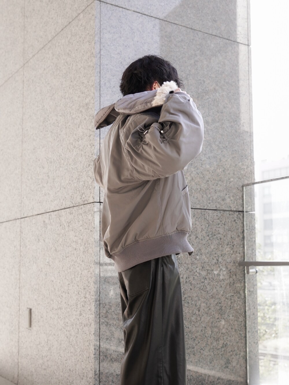 「URBAN RESEARCH Sonny Labelのウォッシャブルウール混クルーネックニット（ニット/セーター、ブラック系）」を使った、あすさん（メンズ・176cm）の冬コーディネートの3枚目の写真
