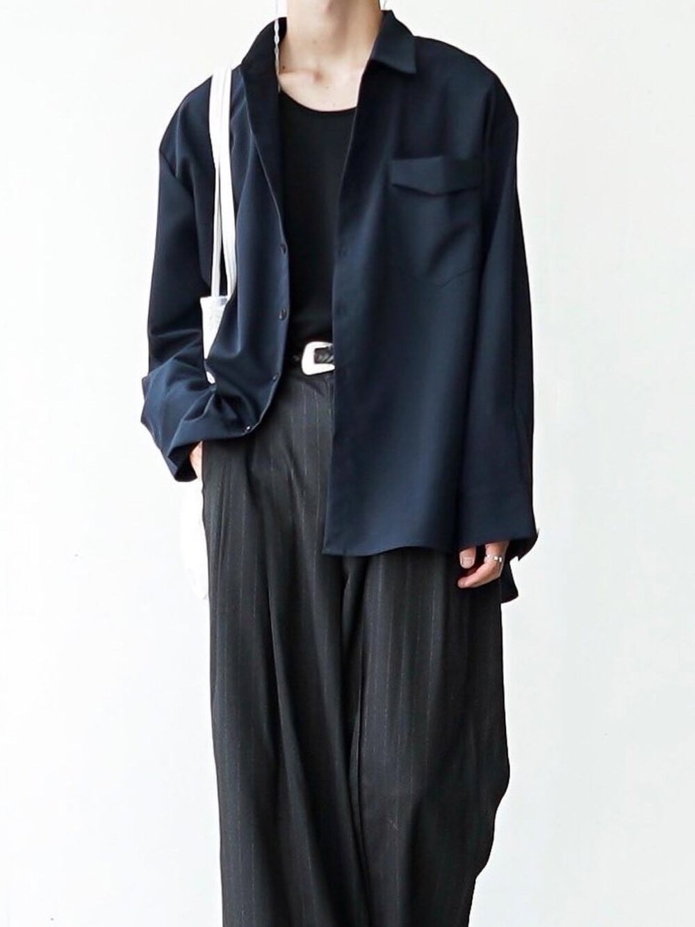 グレー系のシャツ/ブラウス、ブラック系のドレスシューズ、ホワイト系のトートバッグを着用したメンズの夏コーディネートの4枚目の写真