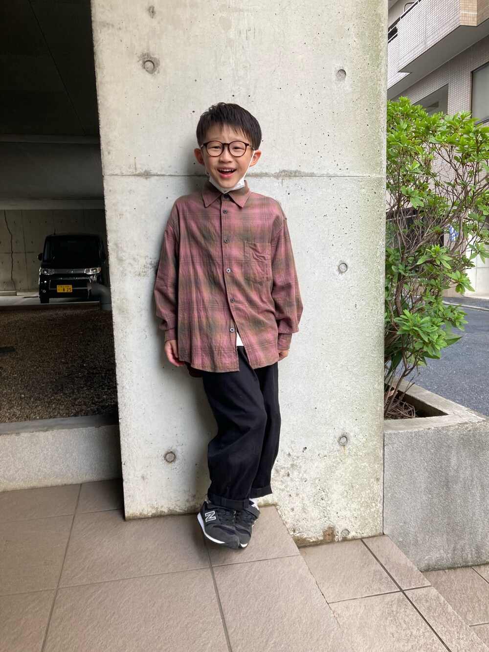 「秋ルック紹介するよ、秋コーデ、チェックシャツ、メガネ男子、カジュアルコーデ」｜「devirockのヒザデルパンツ（その他パンツ、ブラック系）」を使った、あちゃさんさん（キッズ・124cm）の秋コーディネートの2枚目の写真