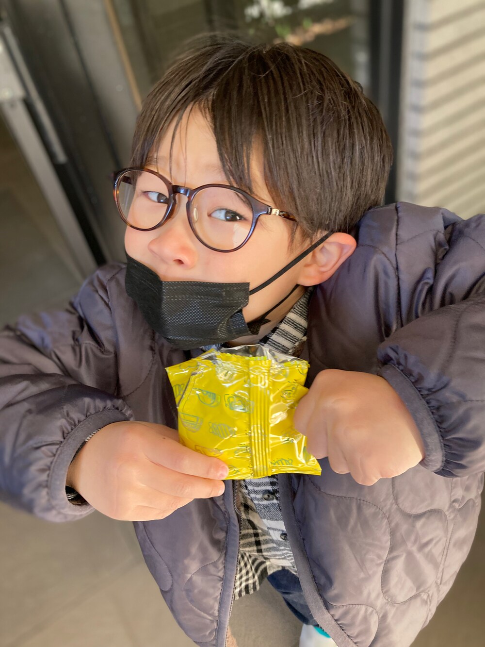 「未来のWEARISTAプロジェクト、スニーカーコーデ、シンプルコーデ、冬コーデ、ハイカットスニーカー、メガネ男子、休日コーデ、カジュアル」｜「devirockの洗えるリバーシブルボアジャケット（ブルゾン、グレー系）」を使った、あちゃさんさん（キッズ・120cm）の秋コーディネートの2枚目の写真