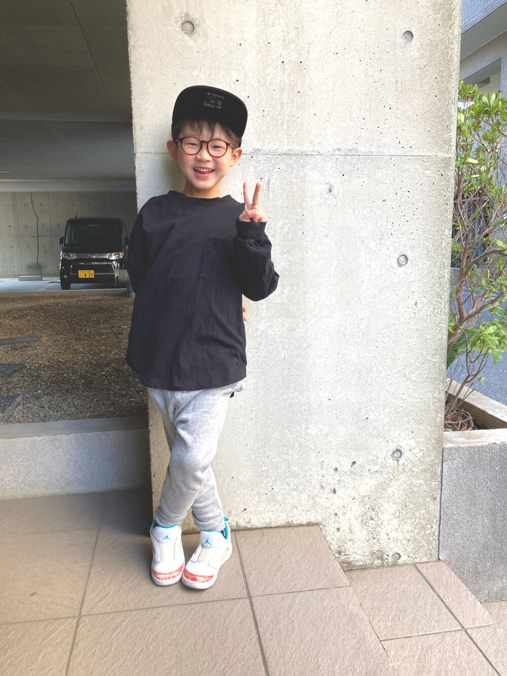 「キッズファッション、男の子コーデ、シンプル、スウエットパンツ、子供服、メガネ男子、めがね」｜「NIKEの【ZOZO限定】NIKE/ナイキ YTH フューチュラ プロ キャップ（キャップ、ブラック系）」を使った、あちゃさんさん（キッズ・120cm）の春コーディネートの2枚目の写真