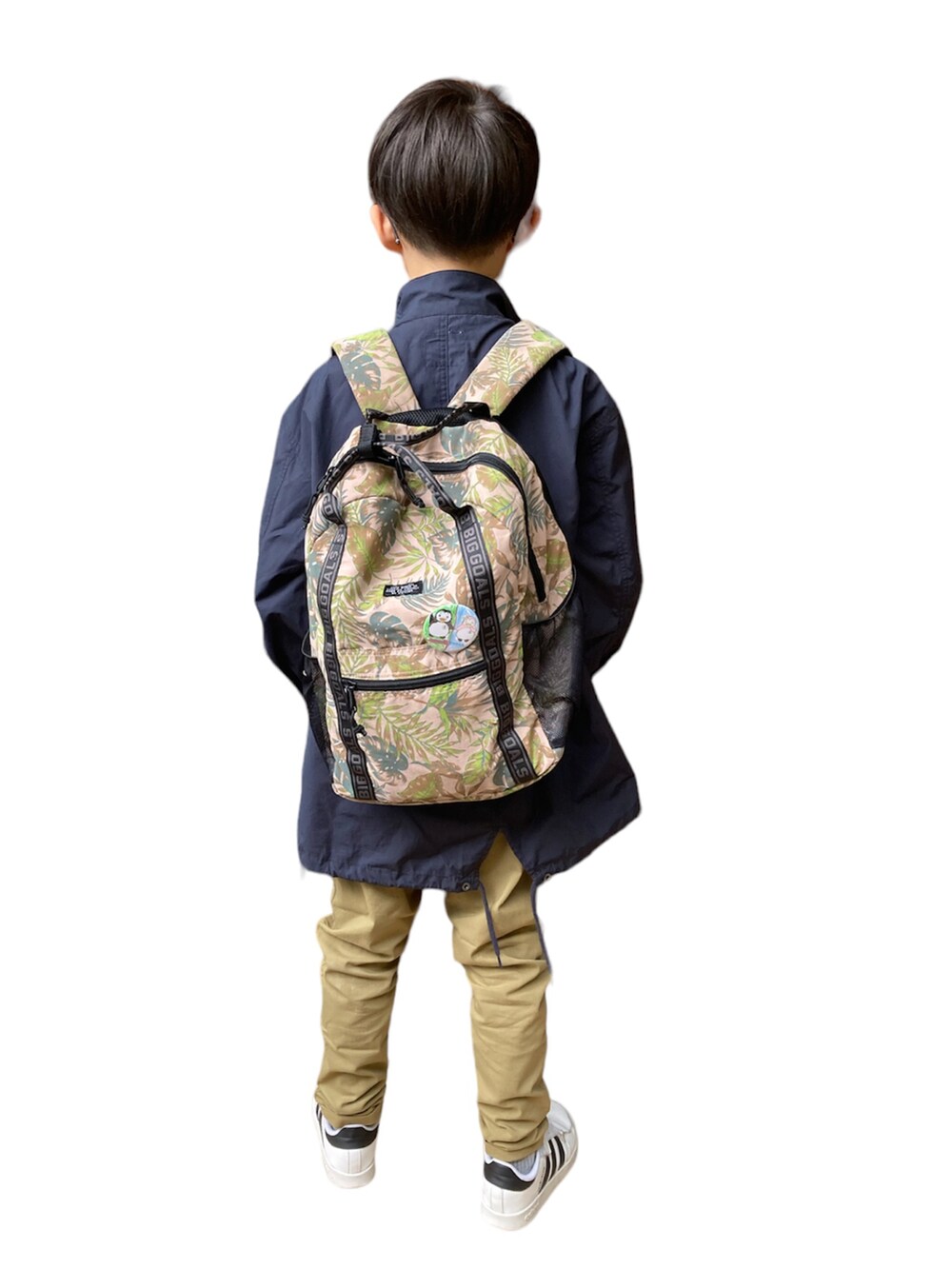「秋コーデ、シンプルコーデ、お出かけコーデ、ロンT、メガネ男子、ベージュ、おしゃれさんと繋がりたい、7歳男子」｜「PAIRMANON STREETの【PAIRMANON STREET】【かぞくおそろい】ビッグシルエット 長袖プリントTシャツ（Tシャツ/カットソー、ブラック系）」を使った、あちゃさんさん（キッズ・130cm）の秋コーディネートの3枚目の写真