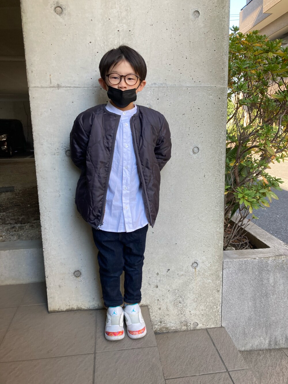 「未来のWEARISTAプロジェクト、冬コーデ、休日スタイル、キッズファッション、シンプルコーデ、スニーカーコーデ、メガネ男子、めがね、男の子」｜「devirockの洗えるリバーシブルボアジャケット（ブルゾン、グレー系）」を使った、あちゃさんさん（キッズ・120cm）の冬コーディネートの3枚目の写真