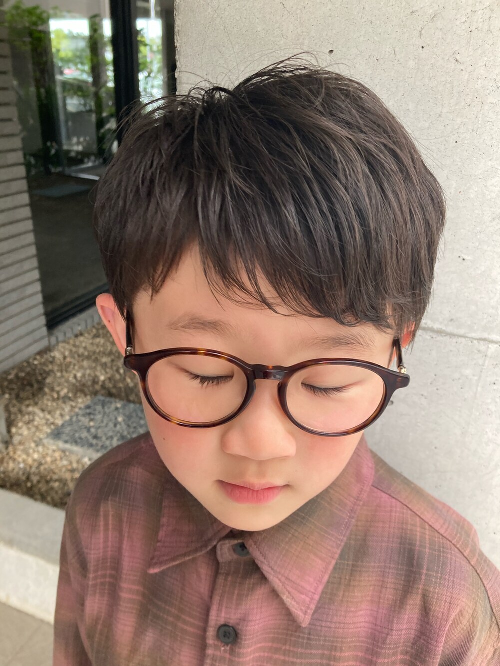 「キッズファッション、カジュアルコーデ、メガネ男子、チェック、シンプルコーデ、男の子コーデ、春コーデ、シャツスタイル」｜「UNIQLOのアイテム（シャツ/ブラウス、ピンク系）」を使った、あちゃさんさん（キッズ・120cm）の春コーディネートの4枚目の写真