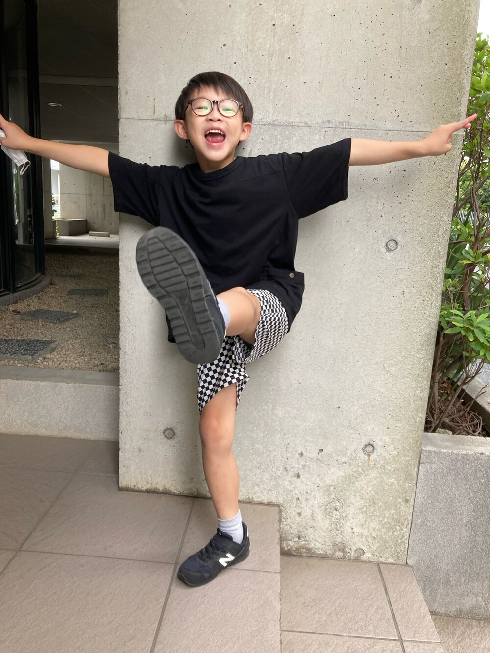 「ワークマン、グローバルワーク(GLOBAL WORK)、キッズコーデ、キッズファッション、ストリート、メガネ男子、ショートパンツ」｜「GLOBAL WORKのキッズ/エアカルショーツ柄/262768（その他パンツ、その他）」を使った、あちゃさんさん（キッズ・120cm）の夏コーディネートの2枚目の写真