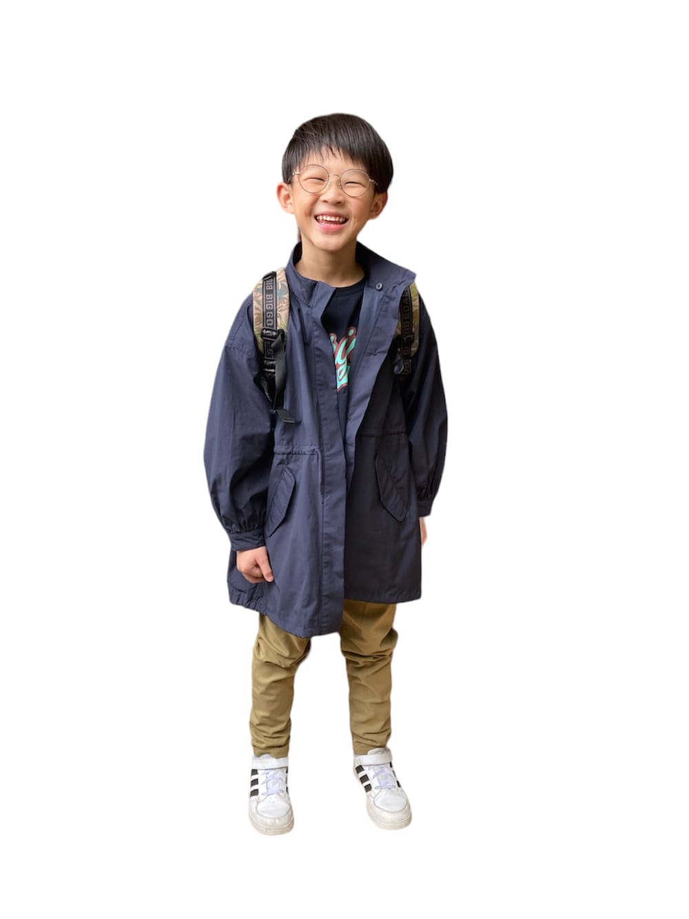 「秋コーデ、シンプルコーデ、お出かけコーデ、ロンT、メガネ男子、ベージュ、おしゃれさんと繋がりたい、7歳男子」｜「PAIRMANON STREETの【PAIRMANON STREET】【かぞくおそろい】ビッグシルエット 長袖プリントTシャツ（Tシャツ/カットソー、ブラック系）」を使った、あちゃさんさん（キッズ・130cm）の秋コーディネートの2枚目の写真