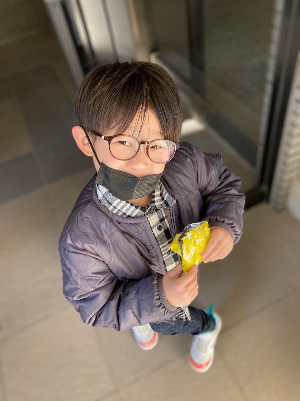 「未来のWEARISTAプロジェクト、スニーカーコーデ、シンプルコーデ、冬コーデ、ハイカットスニーカー、メガネ男子、休日コーデ、カジュアル」｜「devirockの洗えるリバーシブルボアジャケット（ブルゾン、グレー系）」を使った、あちゃさんさん（キッズ・120cm）の秋コーディネートの3枚目の写真