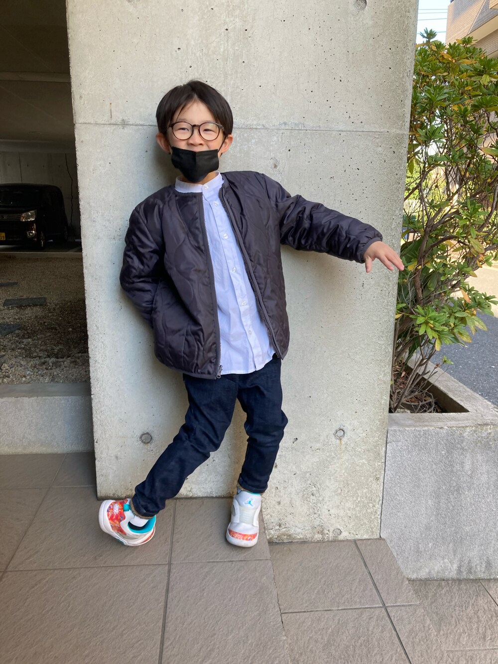 「未来のWEARISTAプロジェクト、冬コーデ、休日スタイル、キッズファッション、シンプルコーデ、スニーカーコーデ、メガネ男子、めがね、男の子」｜「devirockの洗えるリバーシブルボアジャケット（ブルゾン、グレー系）」を使った、あちゃさんさん（キッズ・120cm）の冬コーディネートの2枚目の写真