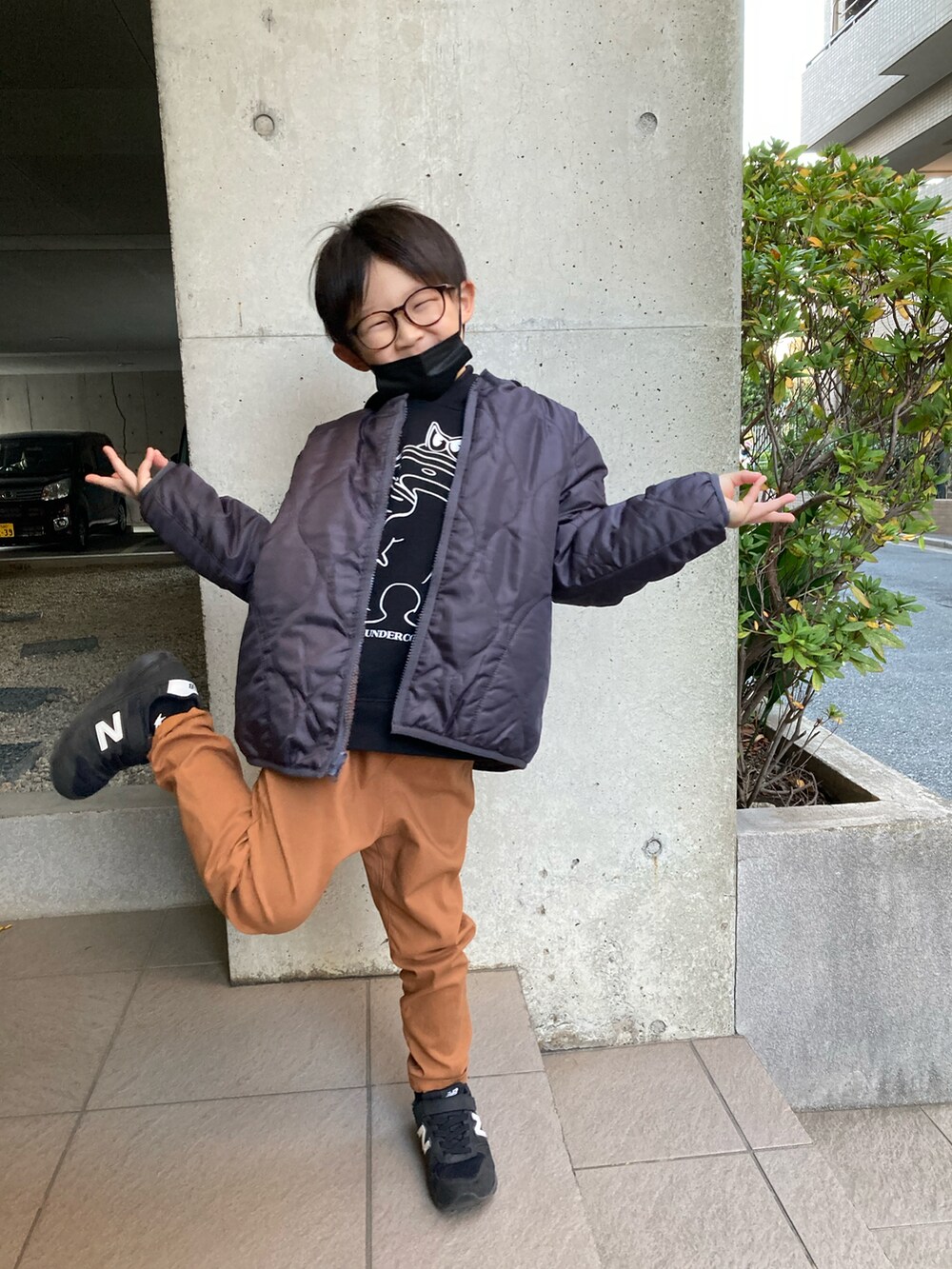 「キッズファッション、スニーカーコーデ、未来のWEARISTAプロジェクト、男の子、レイヤードスタイル、シンプル、男の子コーデ、めがね、メガネ男子」｜「devirockの洗えるリバーシブルボアジャケット（ブルゾン、グレー系）」を使った、あちゃさんさん（キッズ・120cm）の秋コーディネートの2枚目の写真